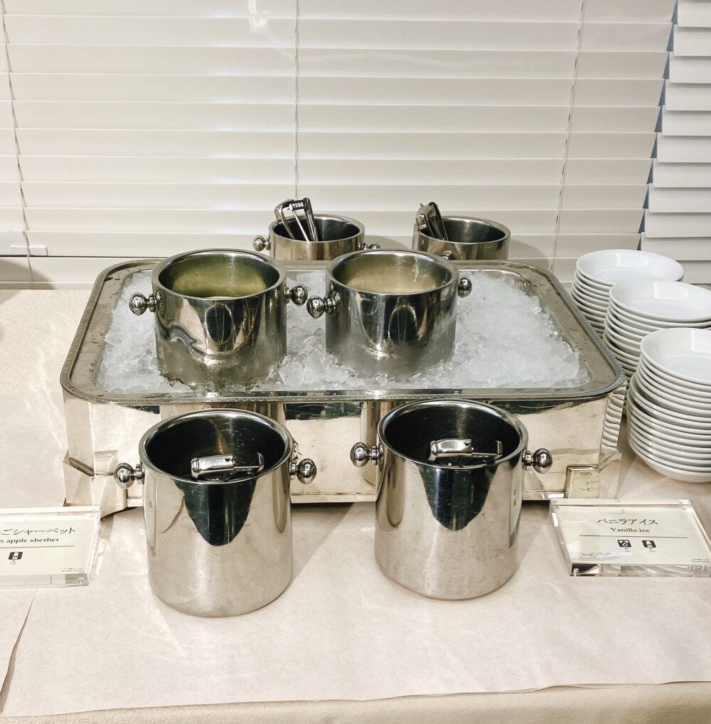 椿山荘スイーツビュッフェのアイスクリームコーナー。氷で冷やされたバニラアイスやりんごシャーベット