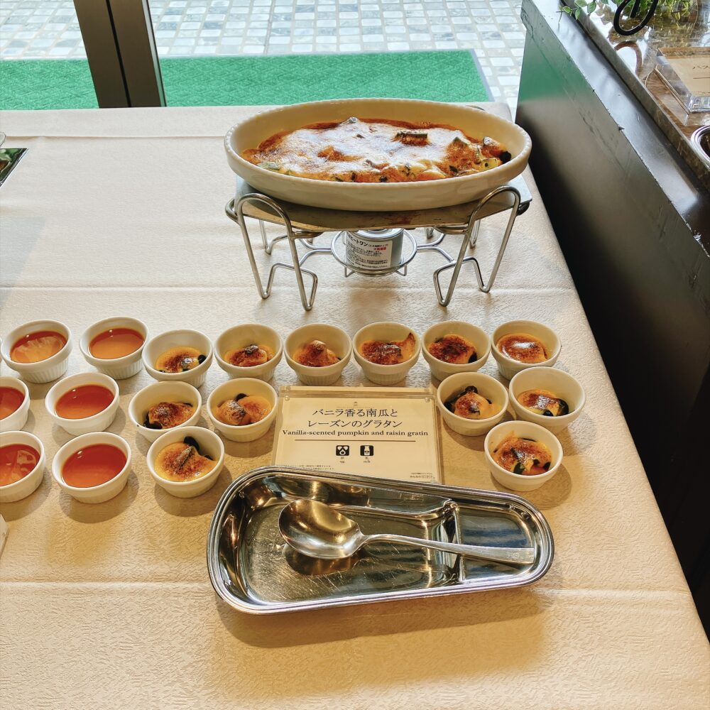 椿山荘ランチビュッフェの秋メニュー。大きな器で提供される熱々の「バニラ香る南瓜とレーズンのグラタン」と、小分けにされた南瓜プリン