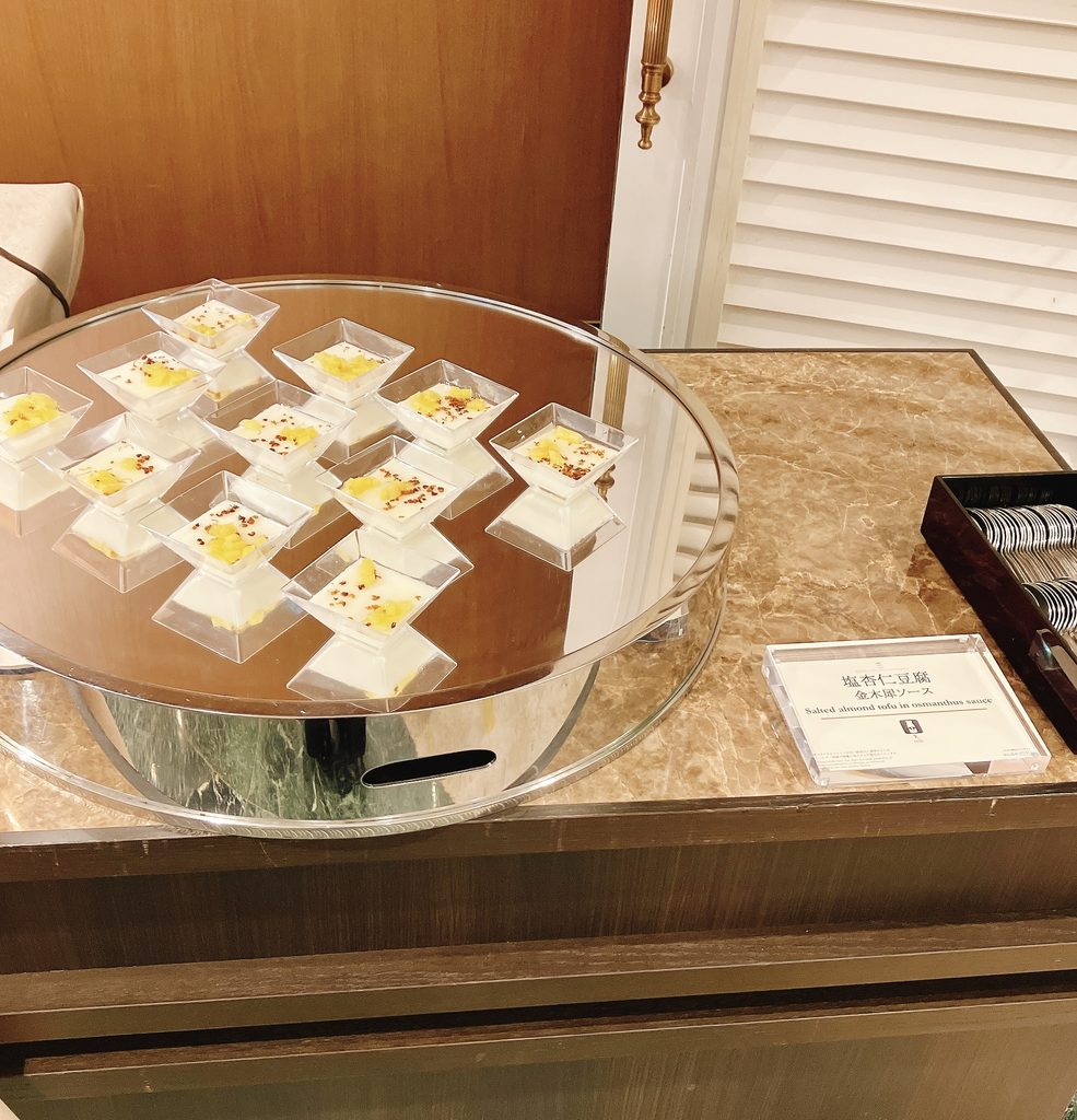 椿山荘スイーツビュッフェの中華デザート。金木犀（きんもくせい）ソースが秋を感じさせる、上品な甘さの塩杏仁豆腐