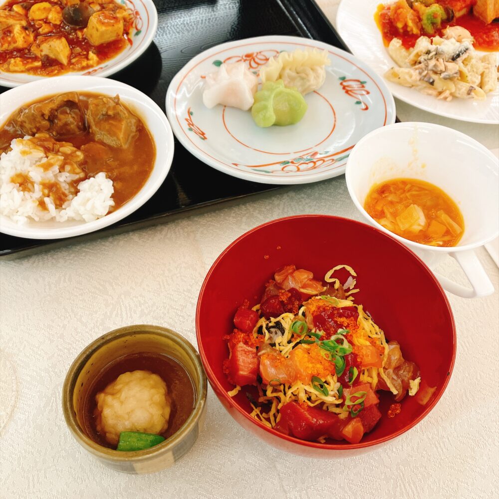代替テキスト： 椿山荘ランチビュッフェの実食プレート。新鮮な海鮮が乗ったばらちらしと、上品なお出汁が効いた豊年揚げの霙（みぞれ）餡掛け
