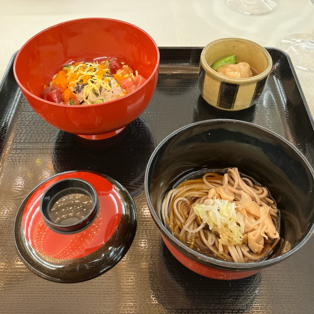 椿山荘ランチビュッフェの本格和食。彩り豊かなばらちらし寿司、きのこ蕎麦、みぞれ餡掛けの揚げ出し豆腐