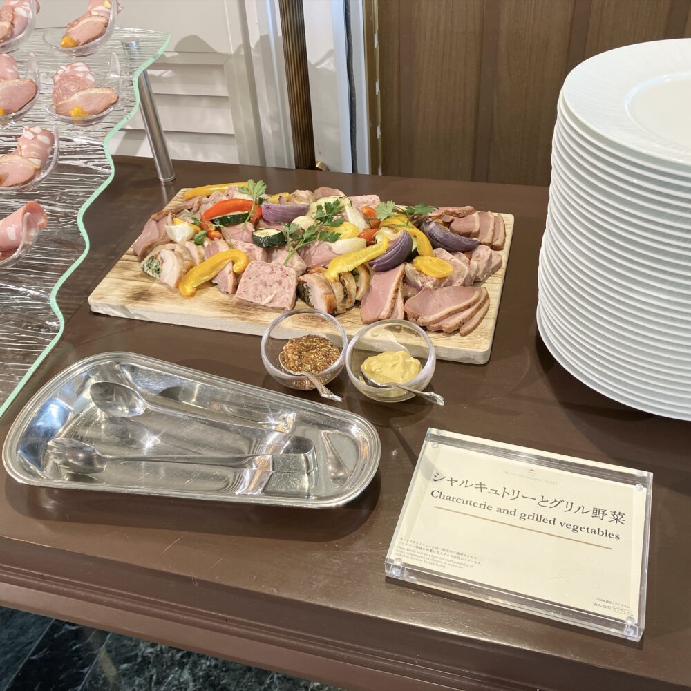 洋食コーナーに並ぶ、本格的なシャルキュトリー（お肉のパテ）と彩り豊かなグリル野菜