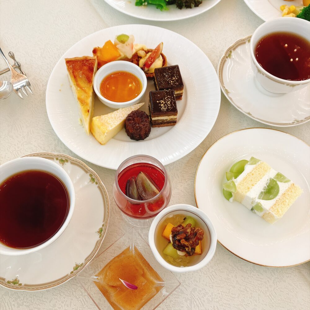 椿山荘ランチビュッフェのスイーツ実食プレート。シャインマスカットの特大ショートケーキ、モンブラン、おはぎなど和洋の秋スイーツ