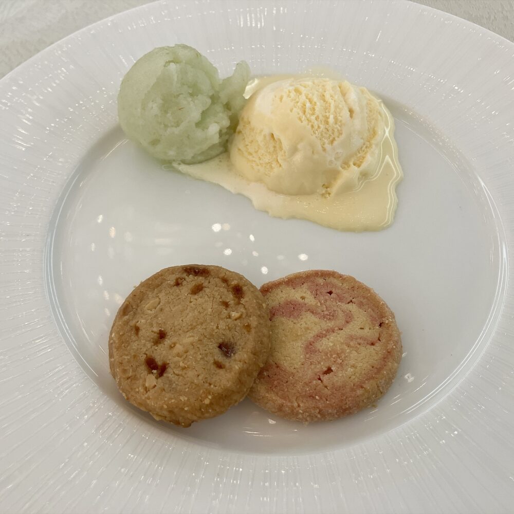 椿山荘ランチビュッフェのデザート。白いプレートに盛り付けられた抹茶とバニラのアイスクリーム、2種類のサクサクなクッキー