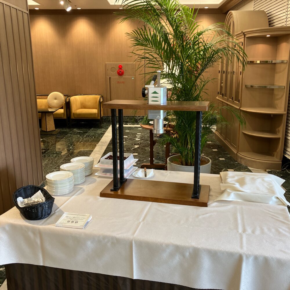 椿山荘スイーツビュッフェのライブキッチン。特注のロゴマークが入った「搾りたて栗のモンブラン」専用の絞り機