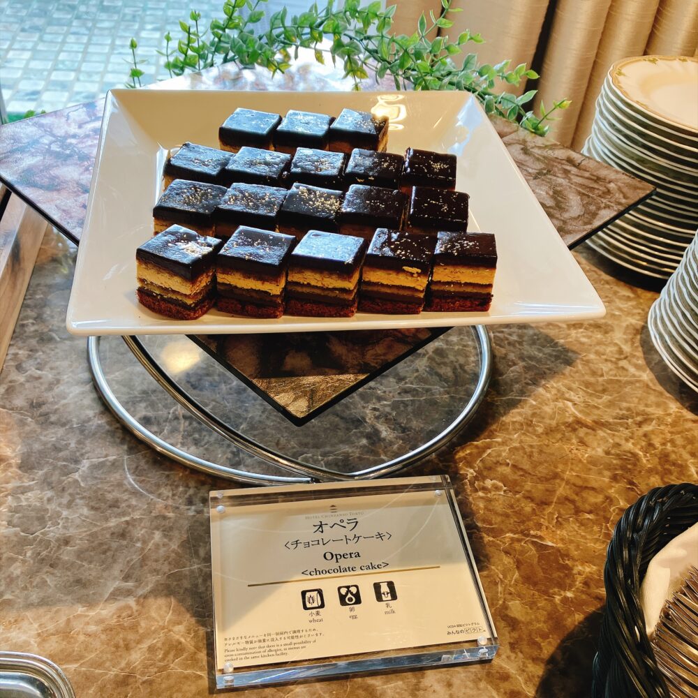 美しく層になったチョコレートケーキ「オペラ」。椿山荘スイーツビュッフェの洋菓子メニュー