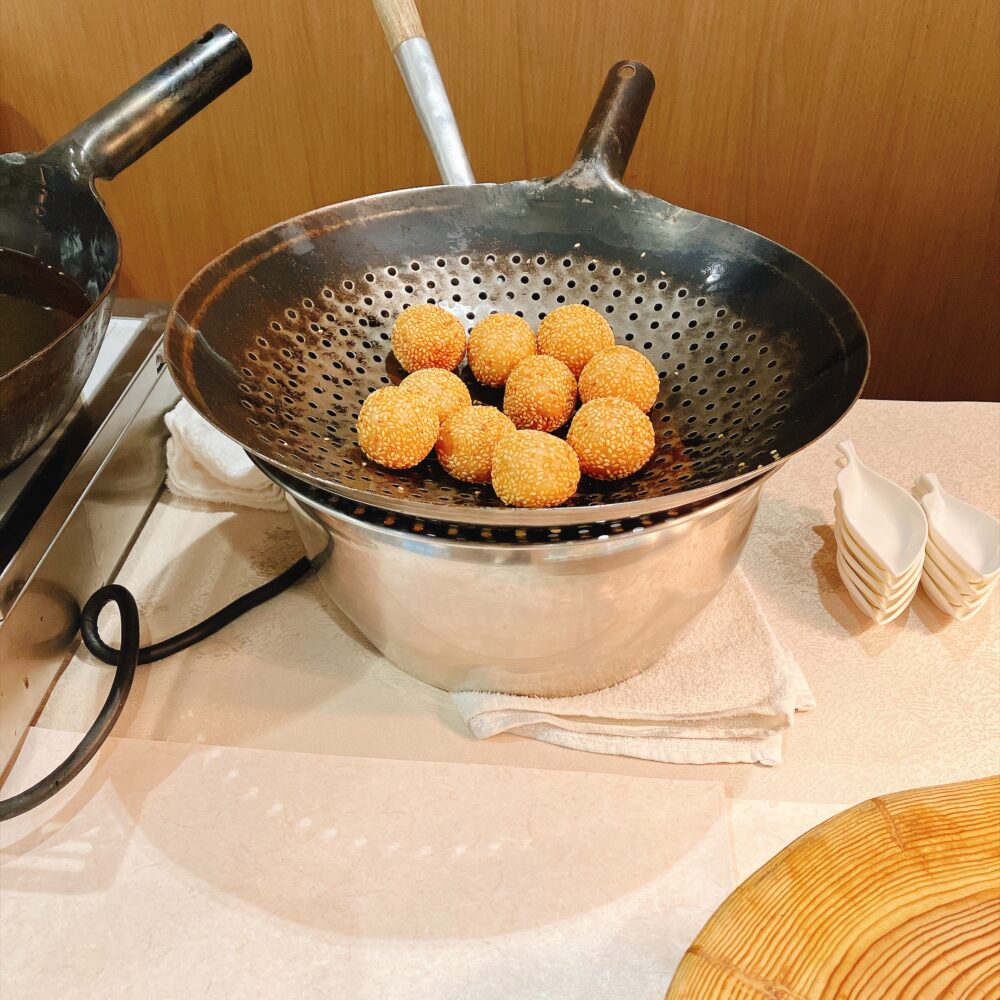 中華スイーツ揚げたての「胡麻団子」