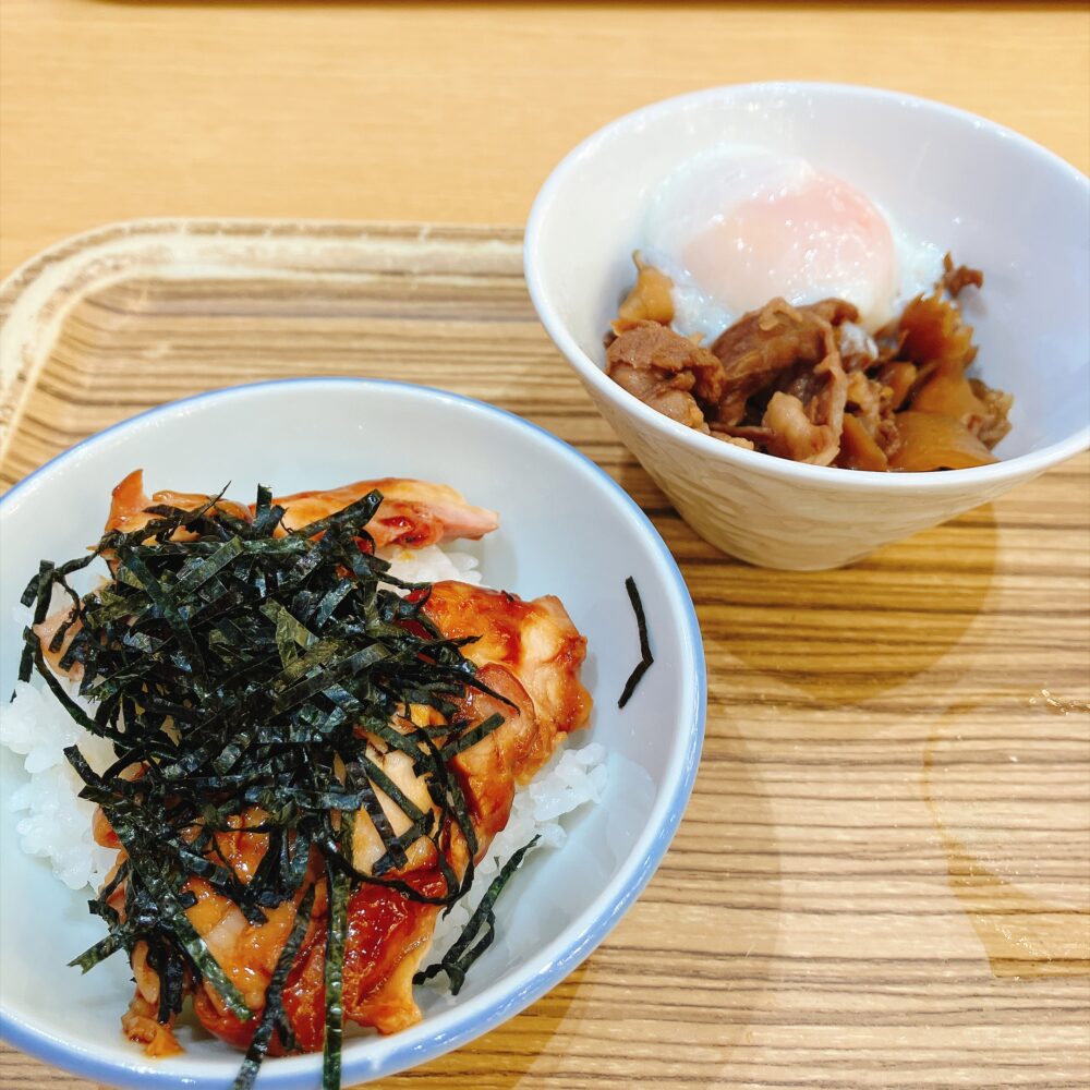実際に盛り付けた「鳥めし丼（海苔たっぷり）」と「上州牛牛丼（温泉卵乗せ）」。