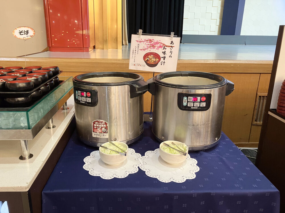 朝食会場に設置された、あさりの味噌汁が入った2台の大きな象印製の保温ジャー。