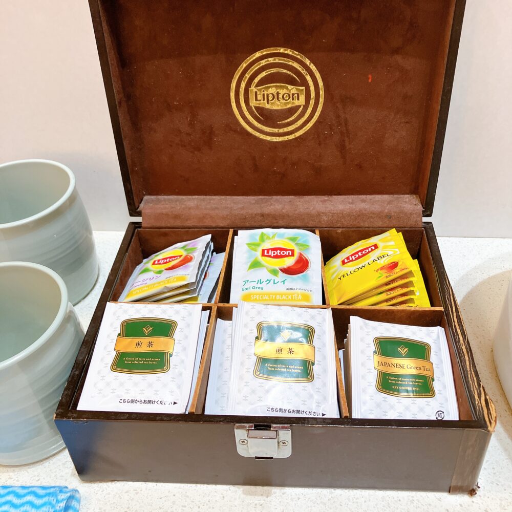 Liptonのロゴが入った木箱に、アールグレイ、イエローラベル、ダージリンなどの紅茶や、煎茶のティーバッグが綺麗に収納されている。