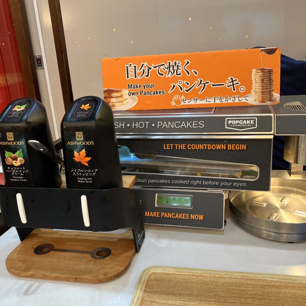 センサーに手をかざすだけで、自動でパンケーキが焼けて出てくる画期的なマシーン！