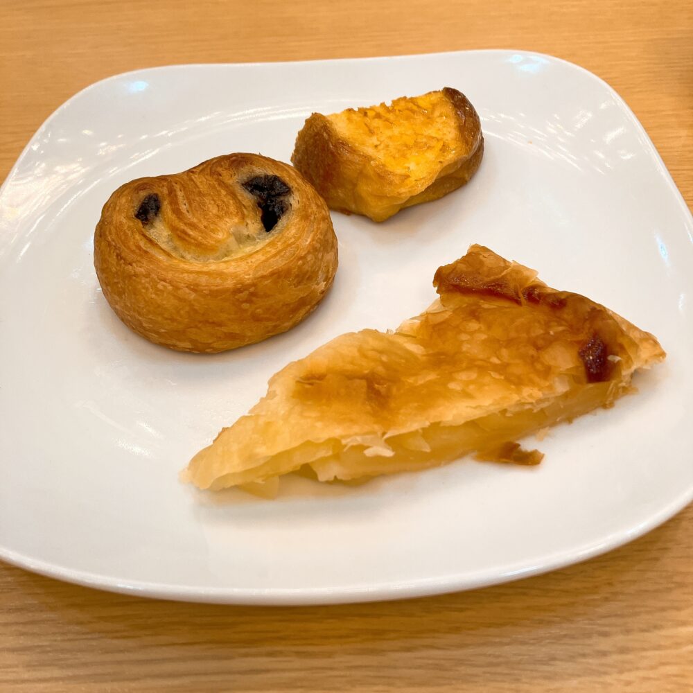チョコデニッシュ、アップルパイ、フレンチトーストが乗ったパンの盛り合わせプレート。