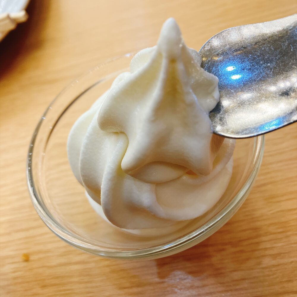 ガラスの器に綺麗に盛られたソフトクリームとスプーン。